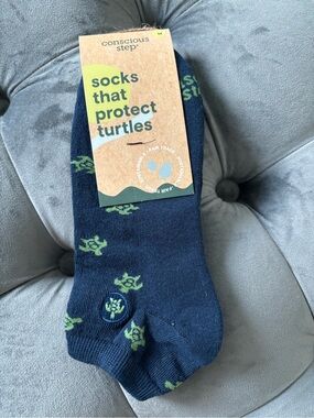 Conscious Step Ankle Socks that Protect Turtles Women or Men Medium